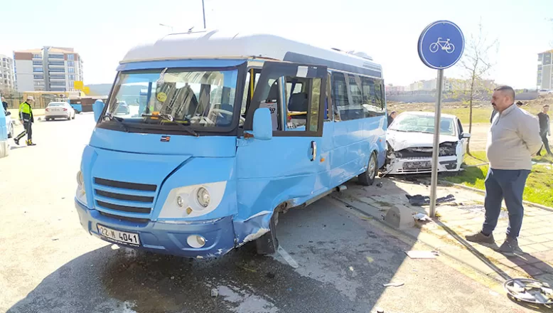 Edirne’de minibüsle otomobilin çarpıştığı kazada 5 kişi yaralandı