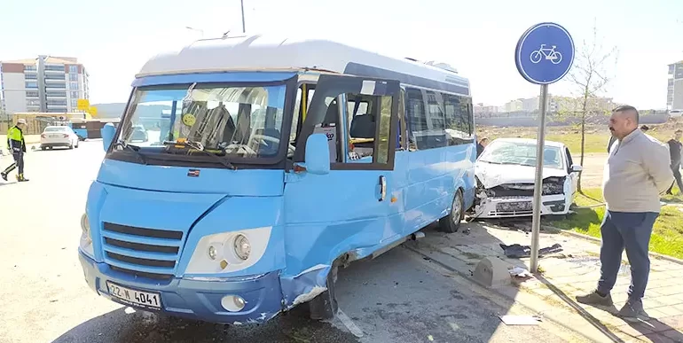 Edirne’de minibüsle otomobilin çarpıştığı kazada 5 kişi yaralandı