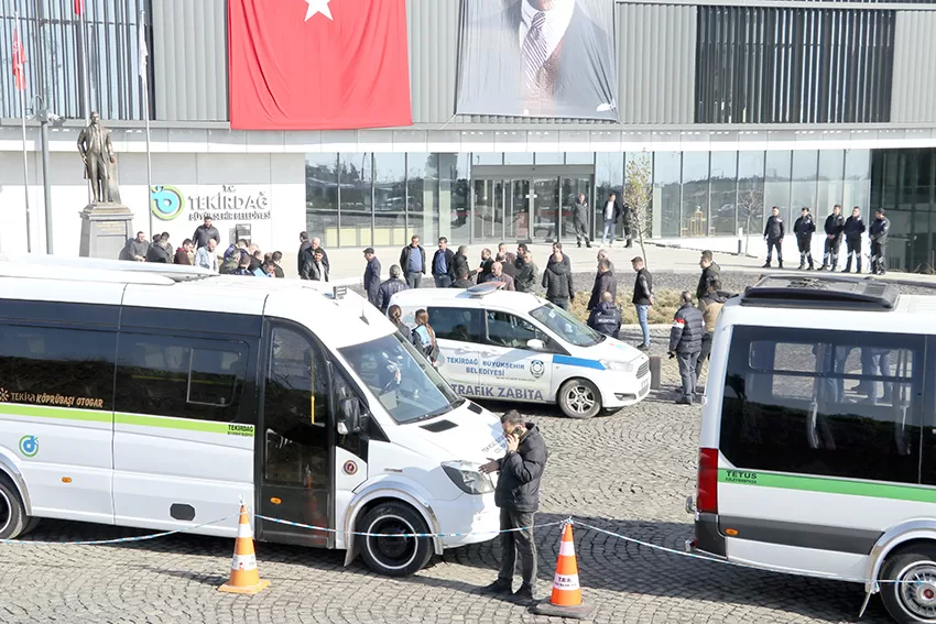 Tekirdağ’da minibüsçüler güzergah değişikliğini kontak kapatarak protesto etti