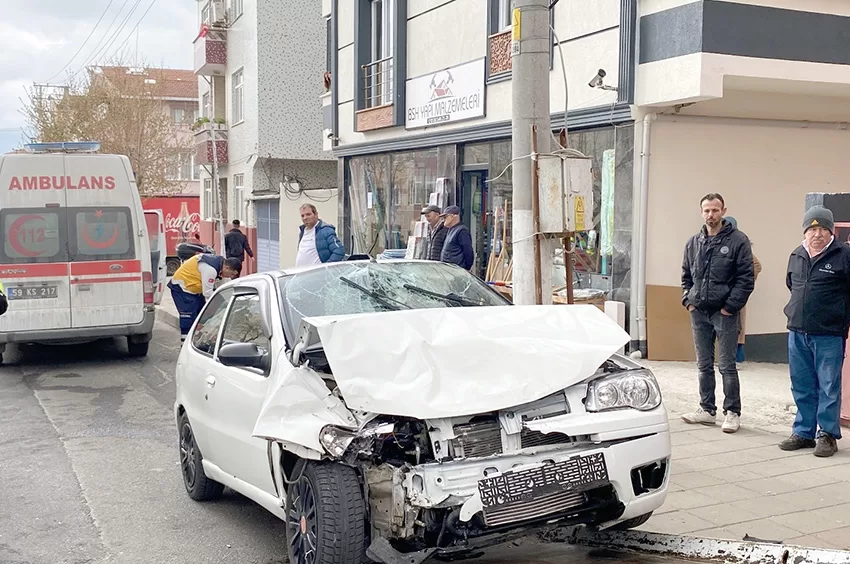 Tekirdağ’da otomobil ile işçi servisi çarpıştı, 1 kişi öldü, 3 kişi yaralandı
