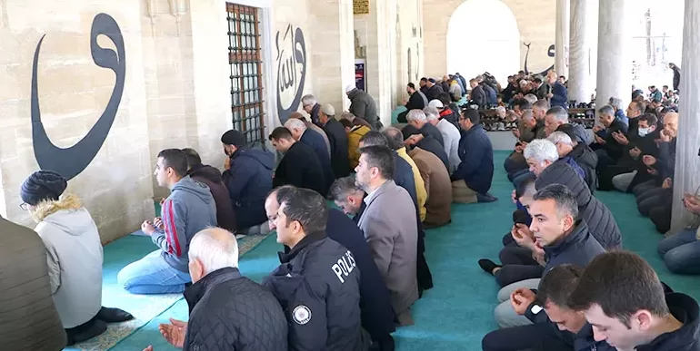 Trakya’daki camilerde ramazanın ilk cuma namazı kılındı