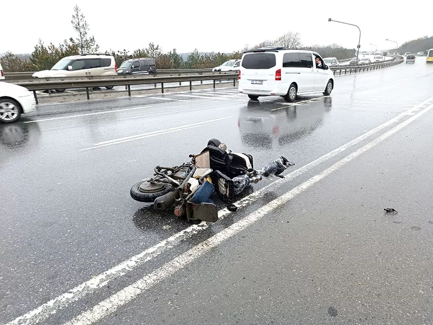 İstanbul’da servis minibüsüyle çarpışan motosikletin sürücüsü hayatını kaybetti