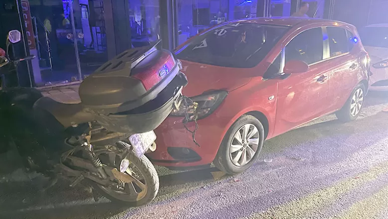 Edirne’de park halindeki iki otomobile çarpan motosikletin sürücüsü yaralandı