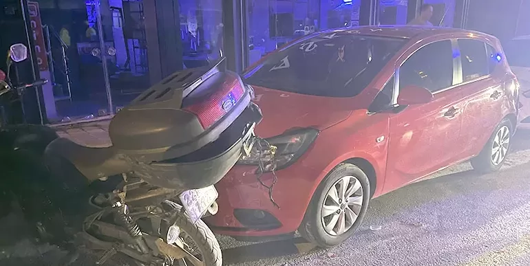 Edirne’de park halindeki iki otomobile çarpan motosikletin sürücüsü yaralandı
