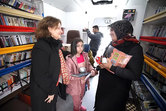 Depremzede cocuklara kitap 2 jpg - Depremzede çocuklara kitap dağıtıldı