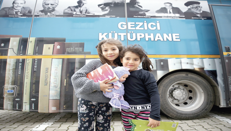 Depremzede çocuklara kitap dağıtıldı