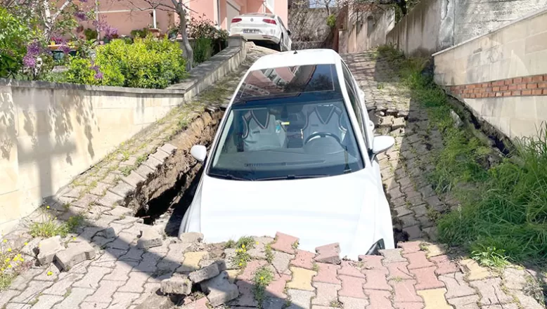 Edirne’de otomobil çöken yolda oluşan çukura düştü