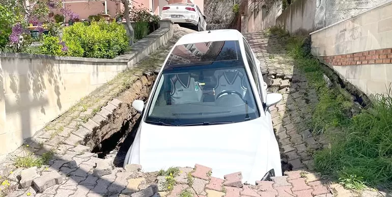 Edirne’de otomobil çöken yolda oluşan çukura düştü