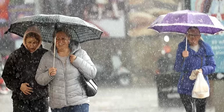 Edirne’de gök gürültülü sağanak ve dolu yağışı etkili oluyor