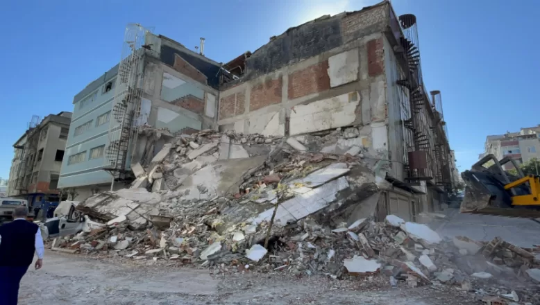 Güngören’de kentsel dönüşüm için boşaltılan 4 katlı bina çöktü