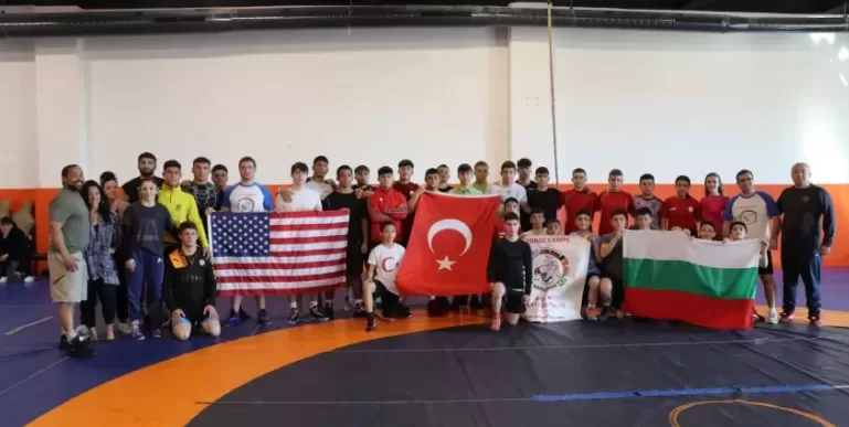 Türk, Bulgar, Rumen ve ABD’li genç güreşçiler, “dostluk kampı”nda buluştu