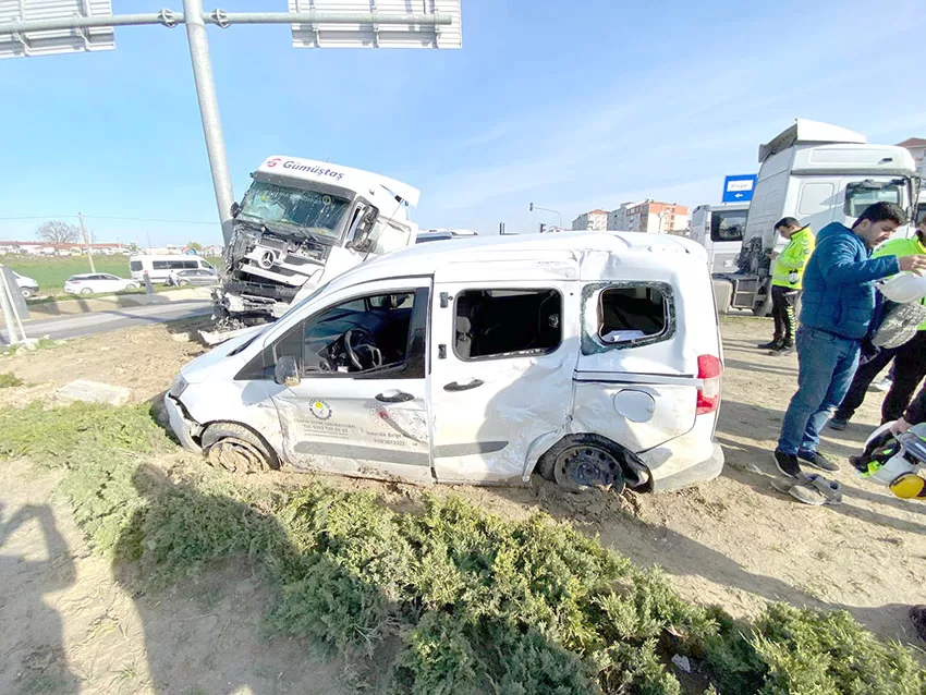 Tekirdağ’da TIR ile hafif ticari aracın çarpıştığı kazada 2 kişi yaralandı