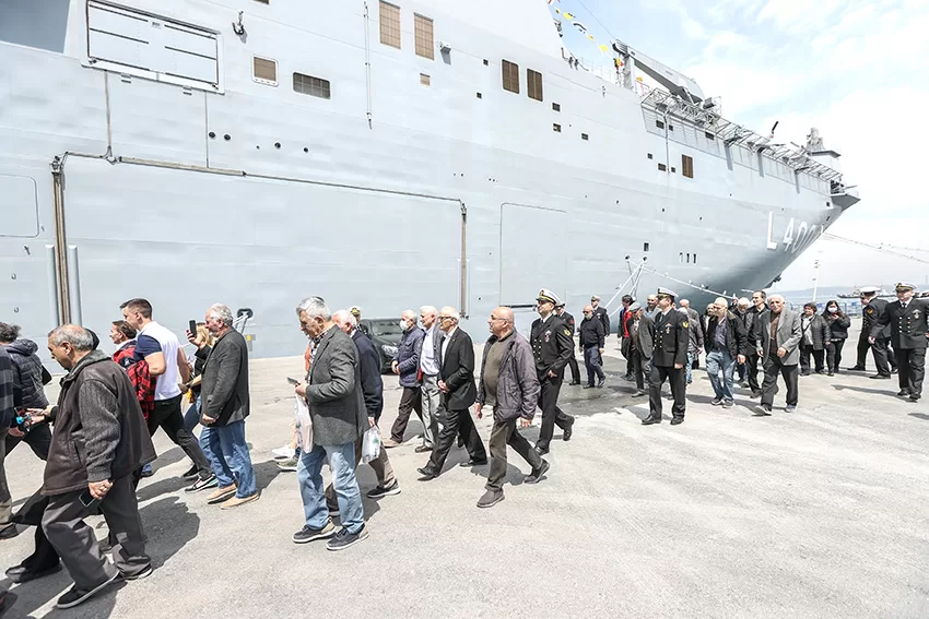 TCG Anadolu gemisi, Sarayburnu Limanı’nda ziyaretçi akınına uğradı
