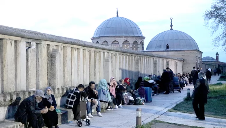 Batı Trakyalı soydaşlar Selimiye Camisi bahçesinde iftar yaptı