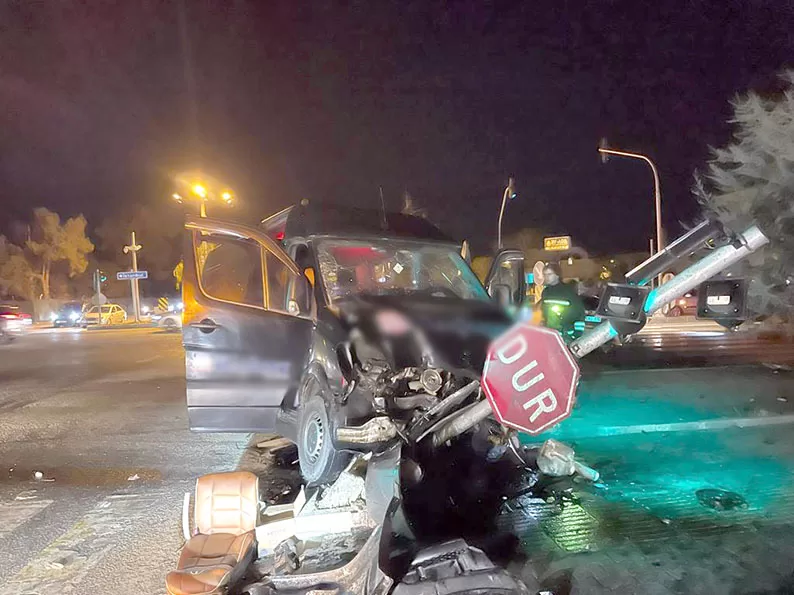 Tekirdağ’da minibüs ile otomobilin çarpıştığı kazada 20 kişi yaralandı