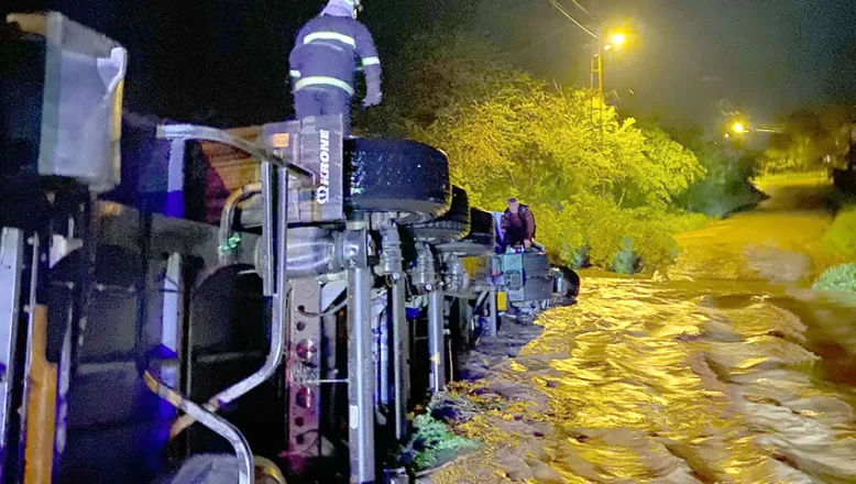 Kırklareli’nde devrildiği derede su alan tırın sürücüsü itfaiye ekiplerince kurtarıldı