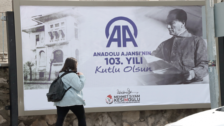 AA’nın kuruluş yıl dönümünü billboardlara astırdığı afişlerle kutladı