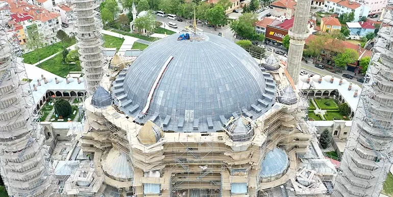 Restorasyondaki Selimiye Camisi’nin ana kubbesinde kurşun örtü çalışmaları tamamlandı