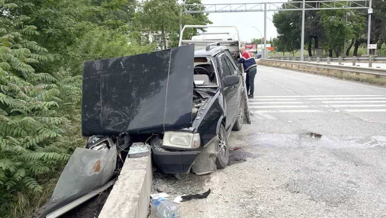 Edirne’de köprü korkuluklarına çarpan otomobilin sürücüsü yaralandı