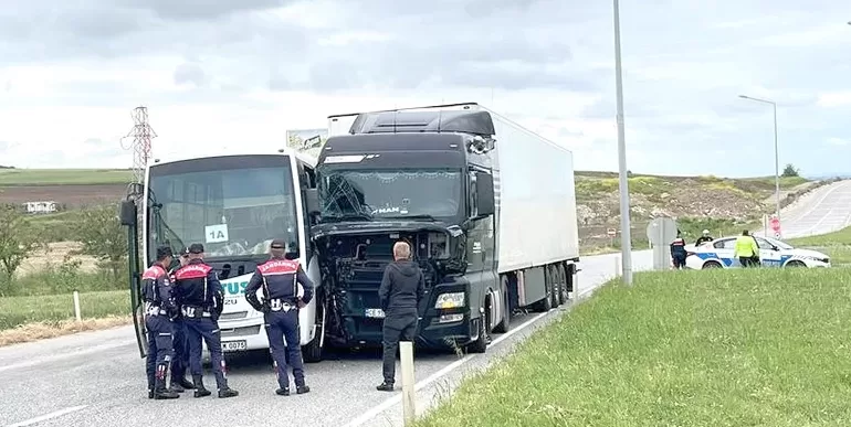 Edirne’de yolcu midibüsüyle TIR’ın çarpıştığı kazada 2 kişi yaralandı