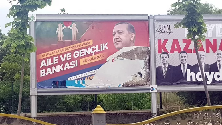 Cumhurbaşkanı Erdoğan’ın afişleri yırtıldı