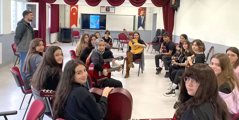 Liseliler atölyede gitar öğreniyor