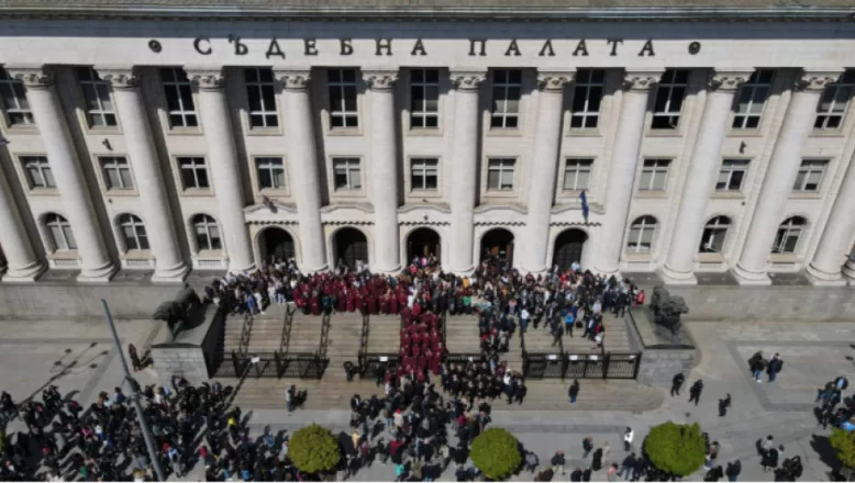 Bulgaristan’da Savcı ve Yargıçlar, Başsavcıya destek protestosu düzenledi