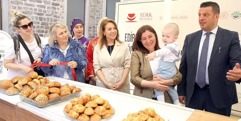 Edirne’de Türk Mutfağı Haftası etkinliklerinde “adım çöreği” ikram edildi
