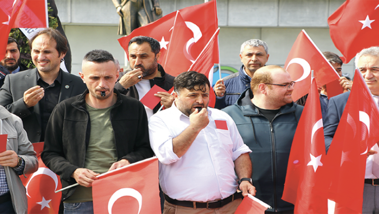 Tekirdağ’da STK’ler belediyenin depremzedelerin konaklamalarına son verme kararını protesto etti