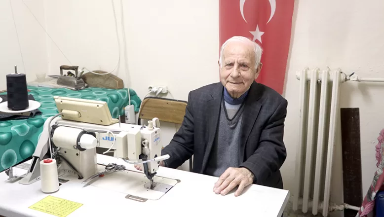 90 yaşındaki Cavit Debreli terziliğini huzurevinde de sürdürüyor