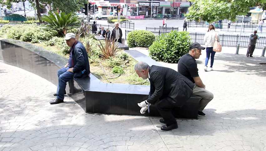 Tekirdağ’da, “31 Mayıs Dünya Tütünsüzlük Günü”nde sokakta izmarit topladılar