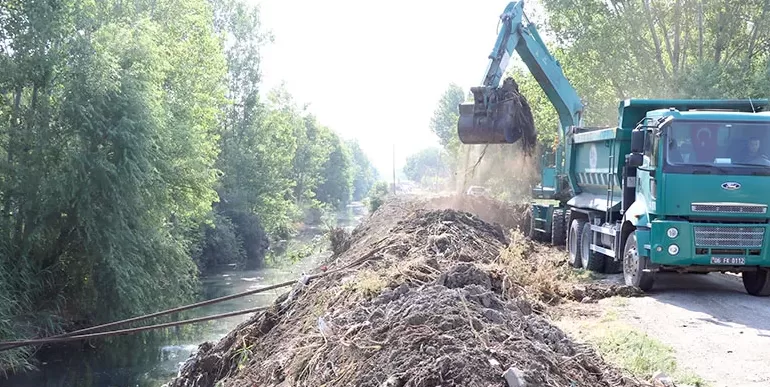 Edirne’de kirlilikle gündeme gelen drenaj kanalı temizlendi