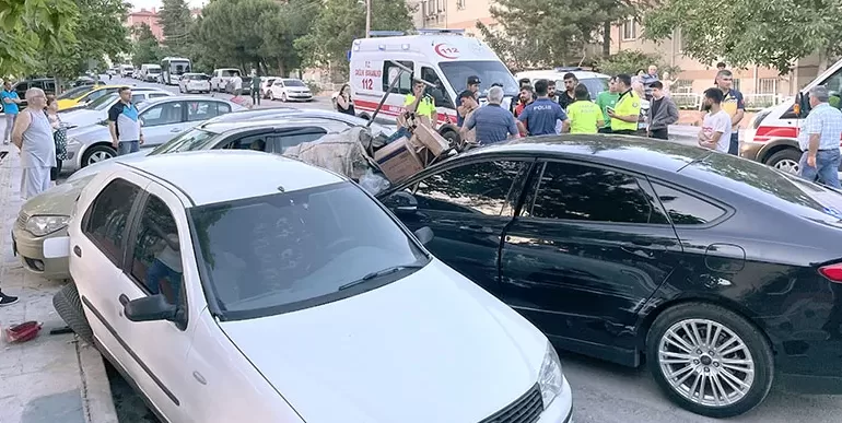 Edirne’de sürücünün direksiyon hakimiyetini kaybettiği otomobil 6 araca çarptı