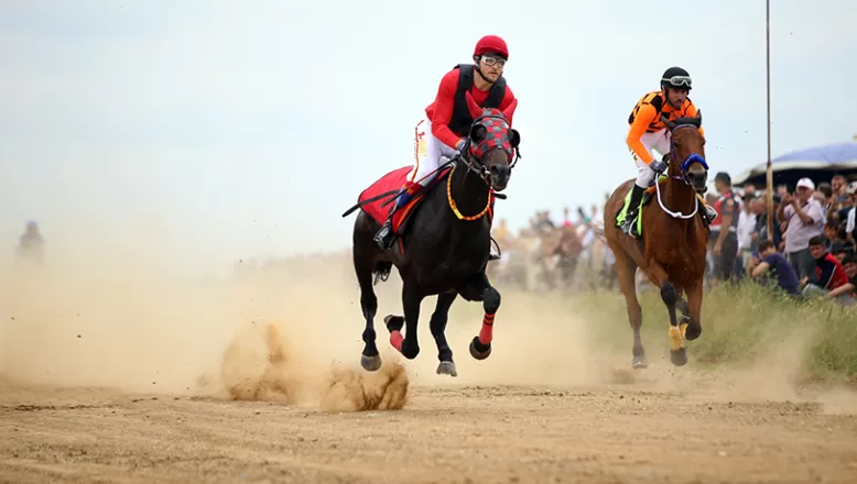 Kırklareli’nde yağlı güreş etkinliği kapsamında at yarışları düzenlendi