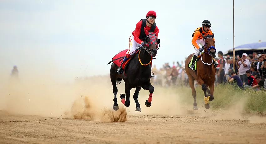 Kırklareli’nde yağlı güreş etkinliği kapsamında at yarışları düzenlendi