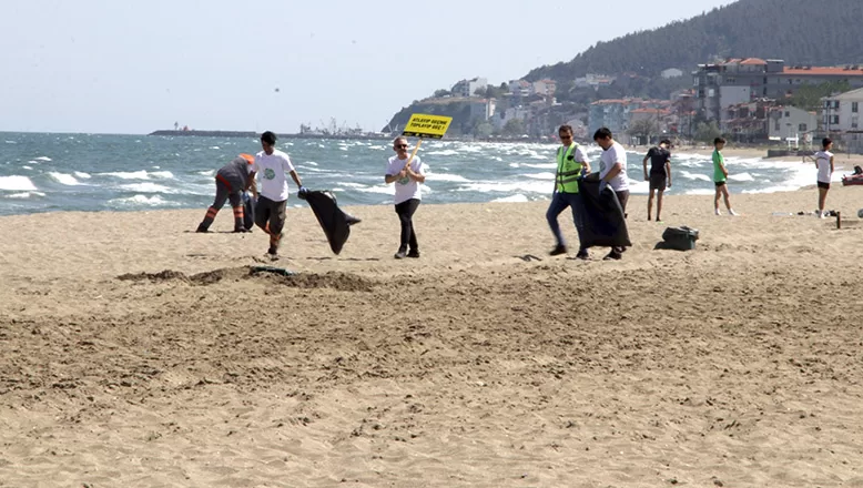 Tekirdağ’da öğrenciler ve liman çalışanları plajda çevre temizliği yaptı