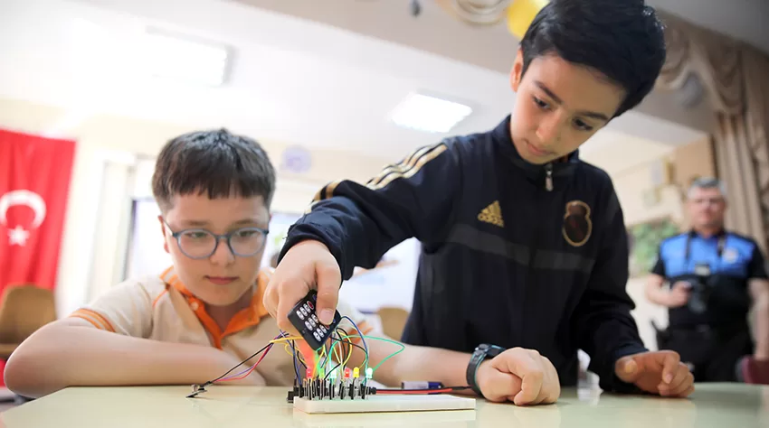 Kırklareli’nde köyde yaşayan çocuklara robotik kodlama eğitimi verildi