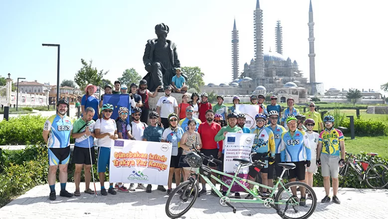 Bisikletle engelsiz dostluklar kurmayı amaçlayan Eşpedal Derneği üyeleri Edirne’ye geldi