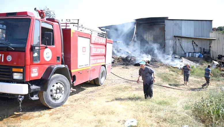 Edirne’de ahırda başlayan yangında 4 bin saman balyası ile traktör yandı