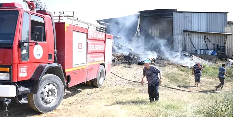 Edirne’de ahırda başlayan yangında 4 bin saman balyası ile traktör yandı