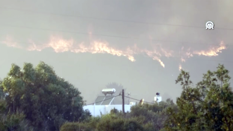 Yunanistan’da yangın söndürme uçağı düştü