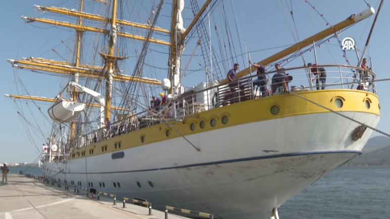 Romanya’nın yelkenli askeri eğitim gemisi İzmir’e demirledi