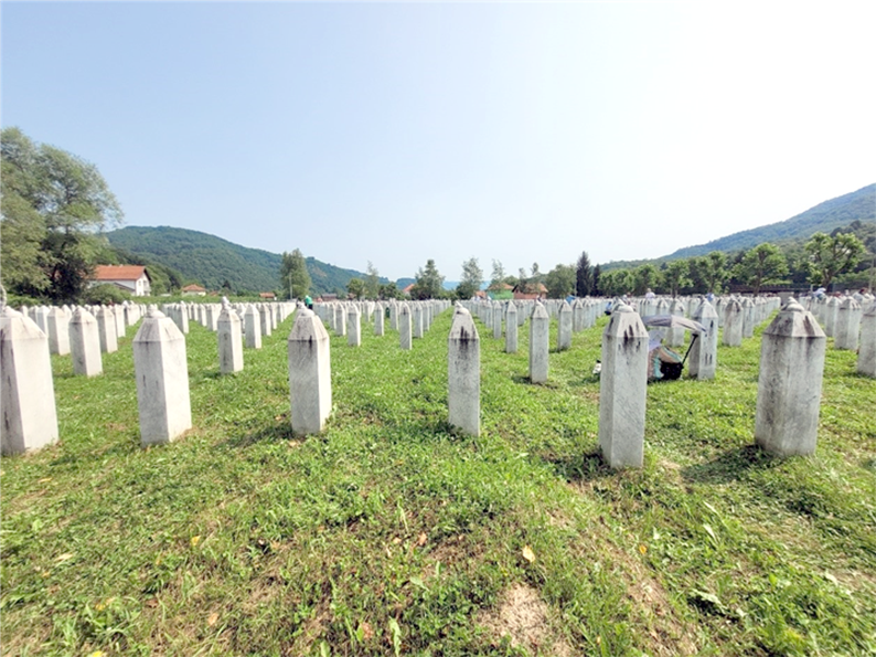Bosna Hersek’te Srebrenitsa’daki soykırım kurbanına ait olduğu sanılan kemik kalıntıları bulundu