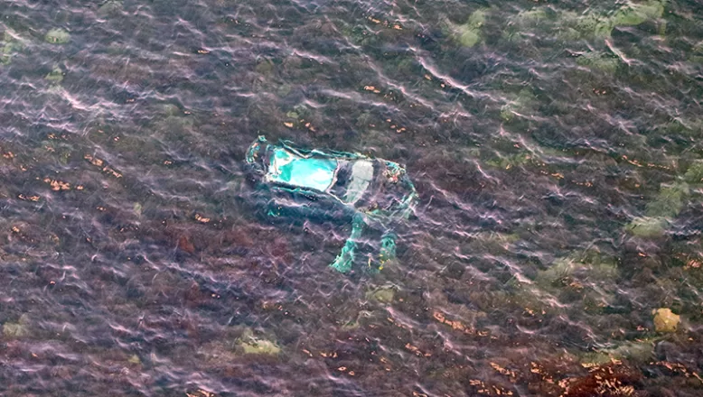 Tekirdağ’da sürücüsünün el frenini çekmeyi unuttuğu otomobil uçurumdan denize düştü