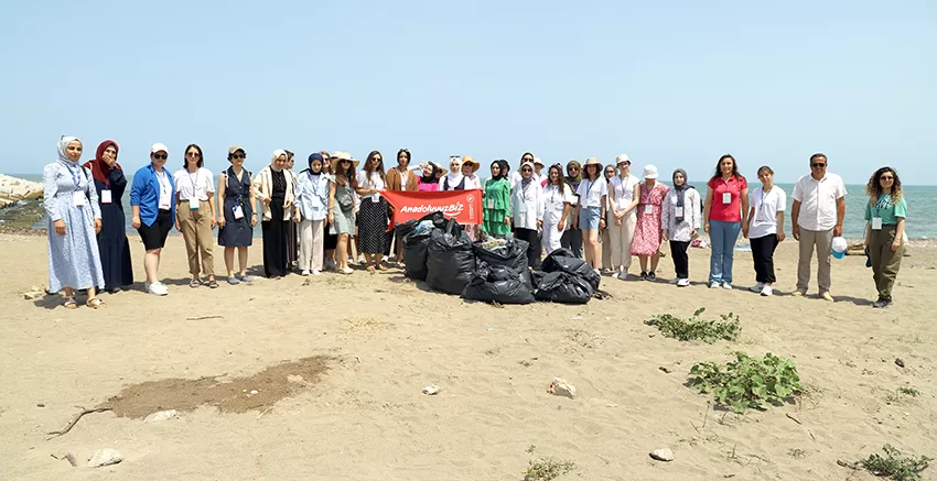 “Anadoluyuz Biz” projesi ile Tekirdağ’dan, Sakarya’ya gelen öğrenciler sahili temizledi