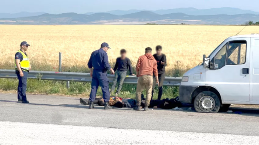 Bulgaristan polisi Türk plakalı bir TIR’da 80 düzensiz göçmen yakaladı