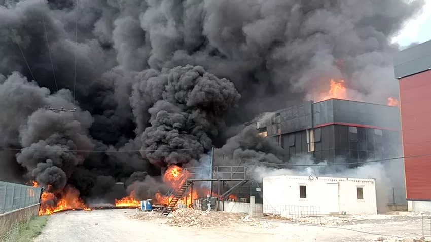 Tekirdağ’da kimya fabrikasında çıkan yangına müdahale ediliyor
