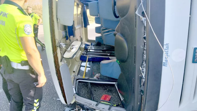 Kırklareli’nde hafif ticari araç ile minibüs çarpıştı, 3 kişi yaralandı