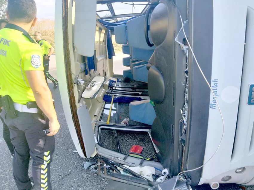 Kırklareli’nde hafif ticari araç ile minibüs çarpıştı, 3 kişi yaralandı