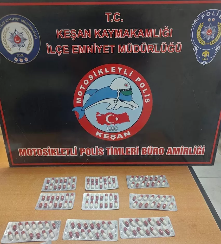 Edirne’de çalıntı motosikletle uyuşturucu hap taşıyan 2 şüpheli yakalandı